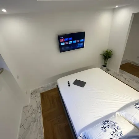 Savoia House, Modern Near Borghese Apartment Rome